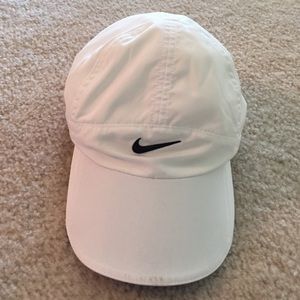 Nike feather light dry fit white hat