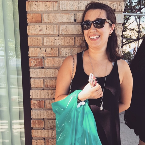 Meet your Posher, Nicole - Picture 2 of 3