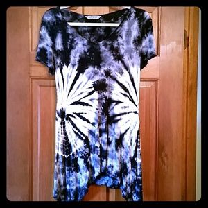Tryst size M flowy top tye die pattern