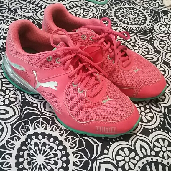 Women's Puma tennis shoes