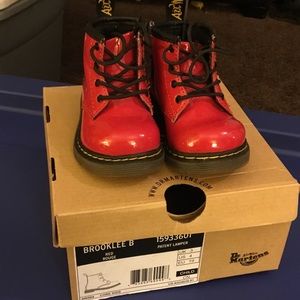 GIRL DR MARTENS 4c