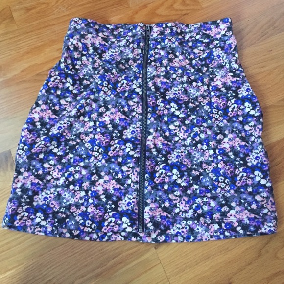 Cute zip up flowered skirt