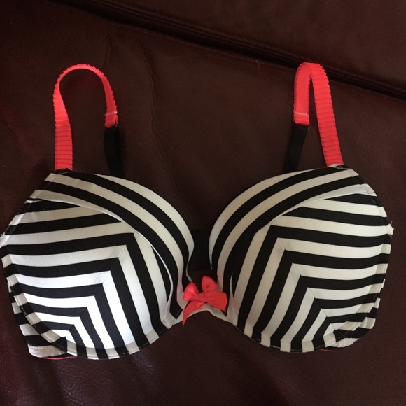 Victoria's Secret very sexy push-up bra NWOT