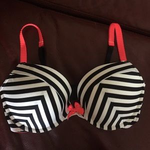 Victoria's Secret very sexy push-up bra NWOT