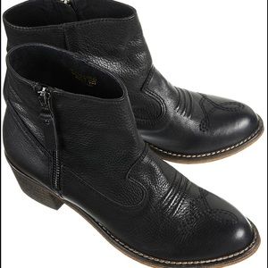 MAKE AN OFFER Topshop Artreu leather boots