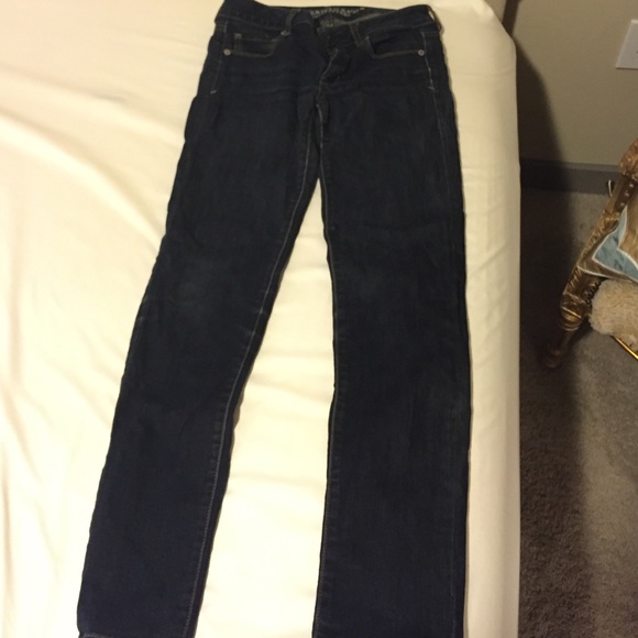Dark wash American eagle jeans, great color.