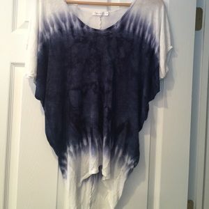 white and blue short sleeve top