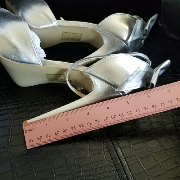 Silver Peeptoe Stilletto w Supercute Bow on Heel! - Picture 3 of 3