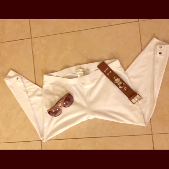 ❌SOLD❌ 🆕💕White capris💕