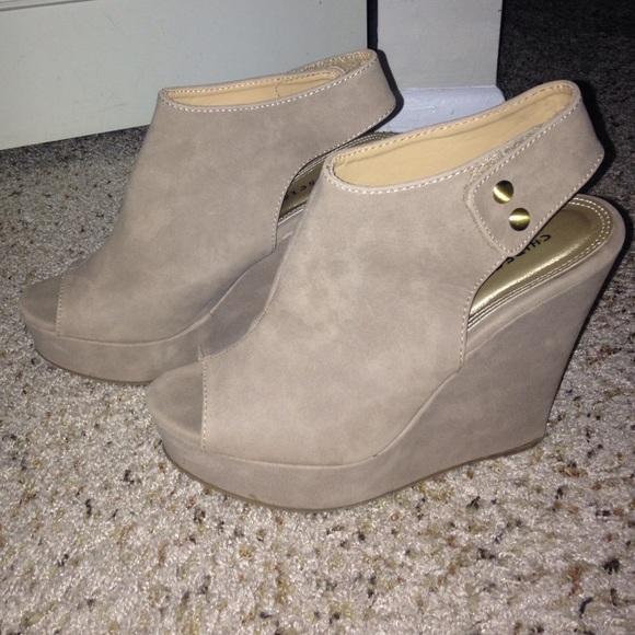 Cute suede wedges!