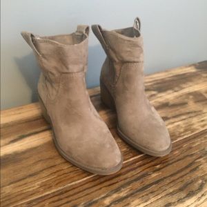 Never worn Merona ankle boots.