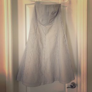 Strapless Sear-sucker dress, knee length.