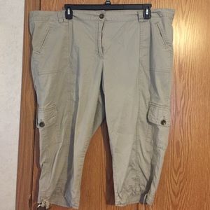 Relativity khaki cargo capris