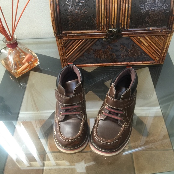 Boys Eddie Bauer boots brown