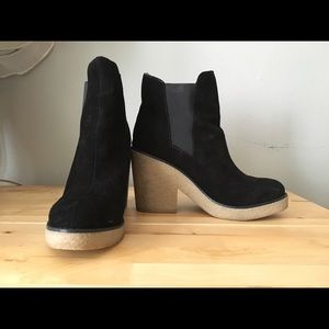 SZ 8 Urban Outfitters Suede Chelsea Boot