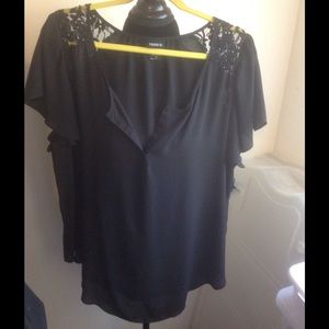 EUC Torrid Black Lace Inset Flutter Sleeve Blouse