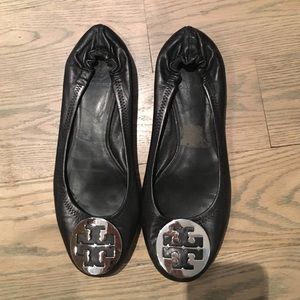 Black Tory burch flats with silver symbol