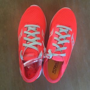 BRAND NEW Kineta Relay shoes