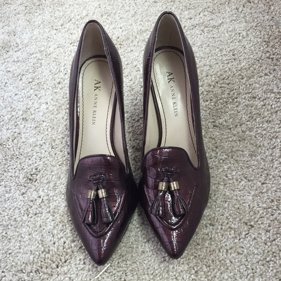 Anne Klein size 6.5 burgundy tassel pumps