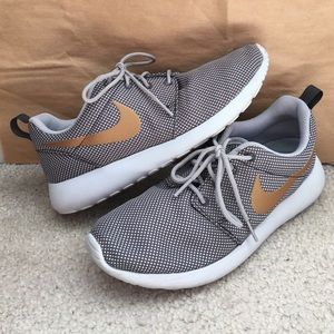 Nike Roshe One in gray/gold