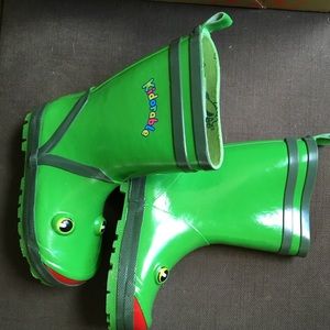 Kidorable frog rain boots.