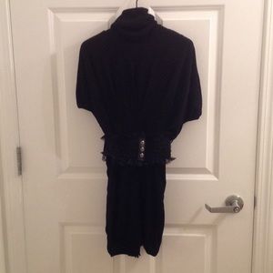 Knit shirtsleeves dress with lace belt