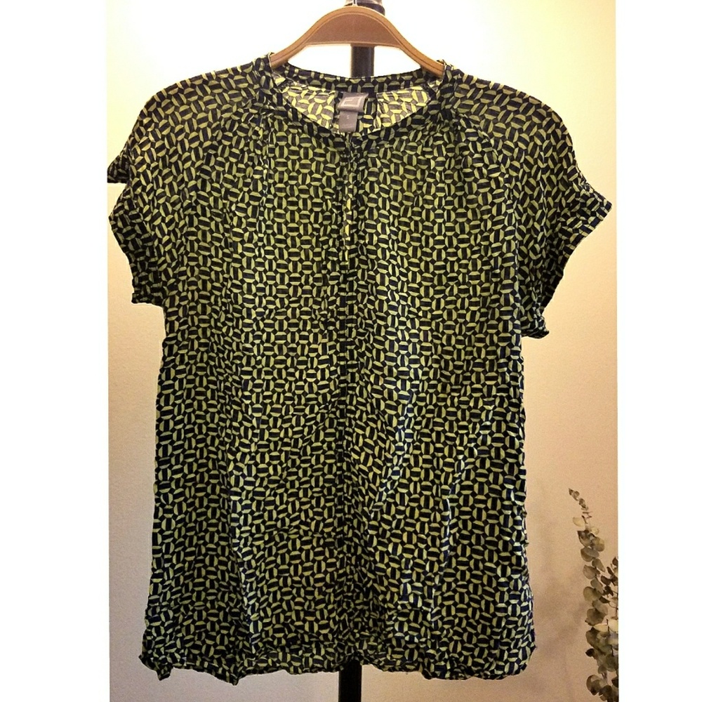 JCP keyhole neck w/hook&eye closure printed blouse
