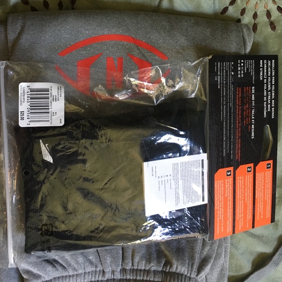 SOLD! NWT Nike volleyball knee pads - Picture 2 of 4