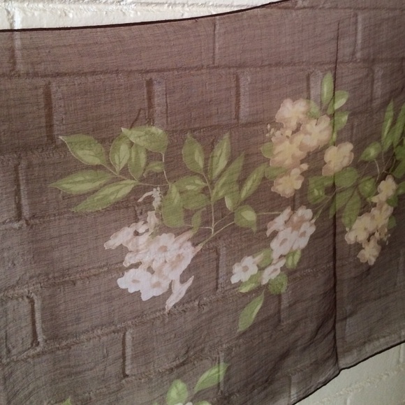 Silk-like floral scarf - Picture 3 of 4