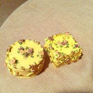 2 Mini ceramic jewelry boxes.