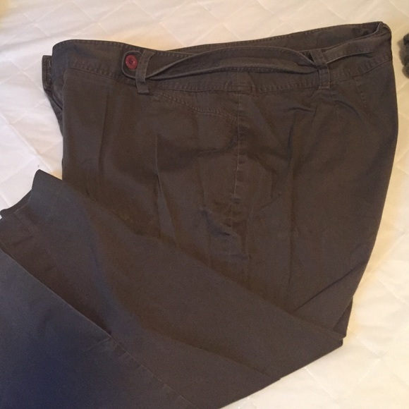 Brown capris