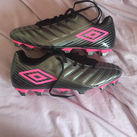 Soccer shoes
