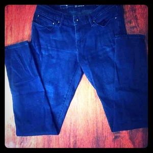 Mid-rise dark blue denim jeans by Levi