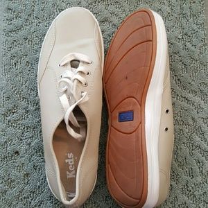 Women's tennis shoes