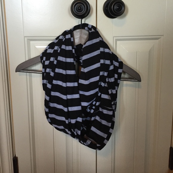 Itzy Ritzy Infinity Nursing Scarf