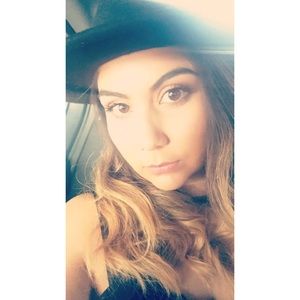 Meet your Posher, Adrianna