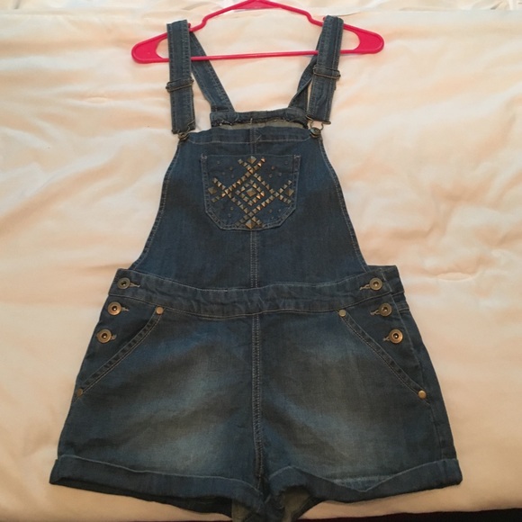 🖤 from f21. super cute overall shorts.