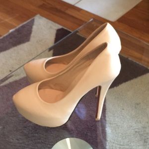 Nude colored pump. Heel 5 inch.