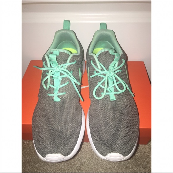 Women's gray and green nine rosches