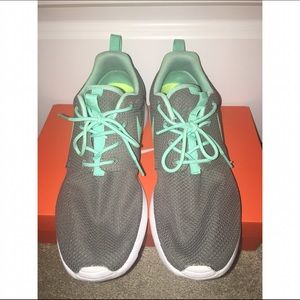 Women's gray and green nine rosches