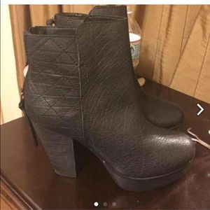 Steve Madden black botties