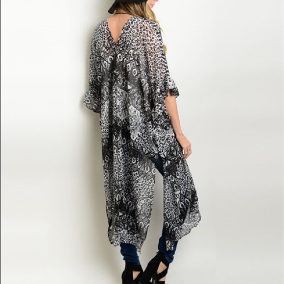 Multi pattern printed kimono. - Picture 2 of 3