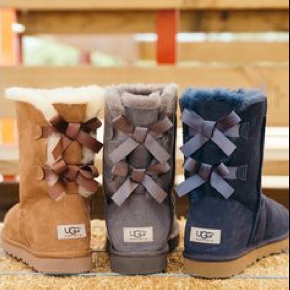 ISO olive green uggs or Bailey bow