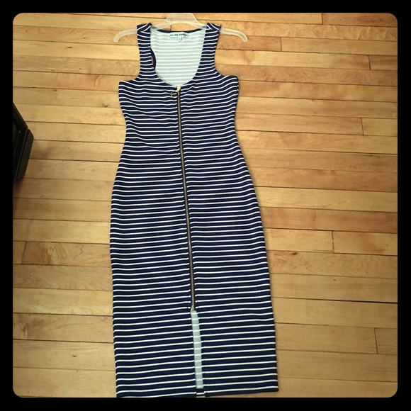 Stripped dress front zipper opens all the way