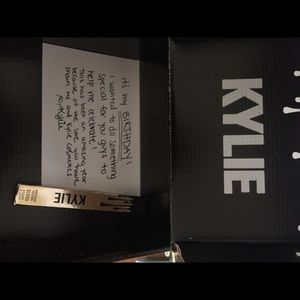 Kylie Cosmetics  Birthday Edition Poppin