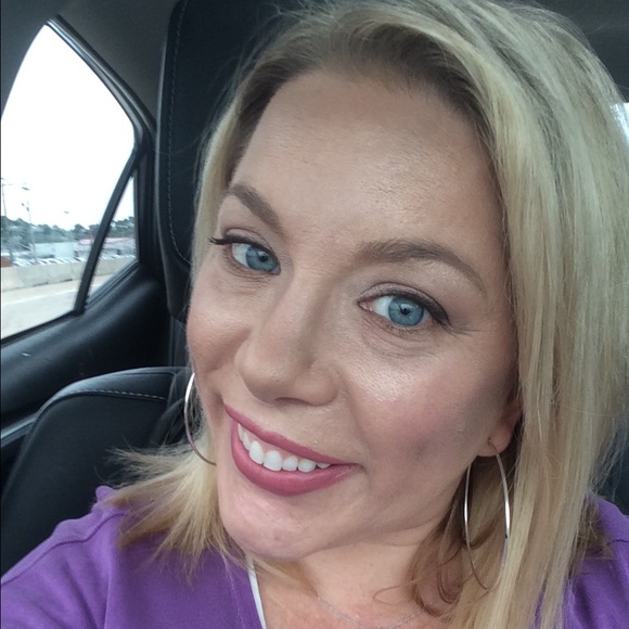 I'm Eva Siran of NeedsandWants.💜 - Picture 2 of 4