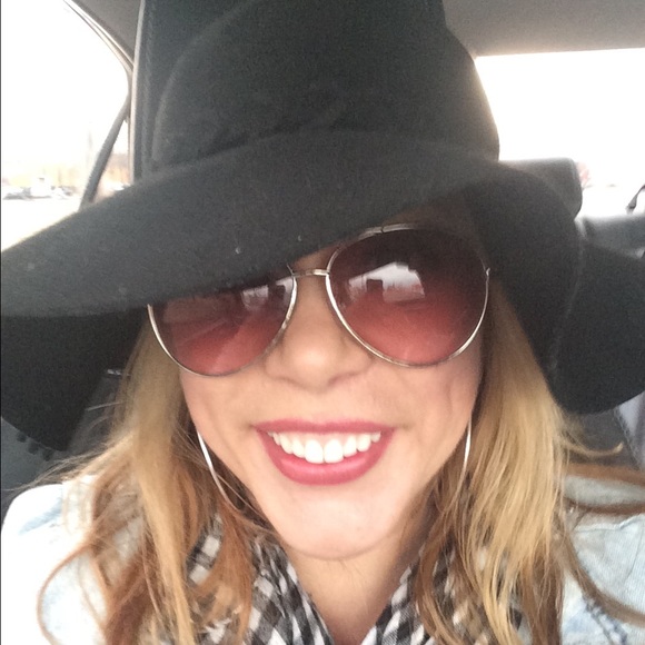 I'm Eva Siran of NeedsandWants.💜 - Picture 3 of 4