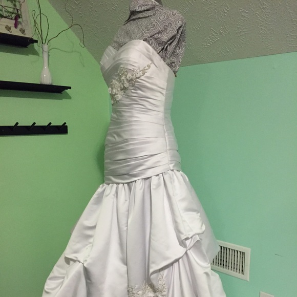Wedding Dress - Picture 1 of 4