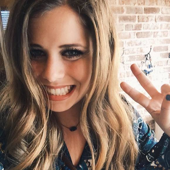 Meet your Posher, Bekah - Picture 1 of 1