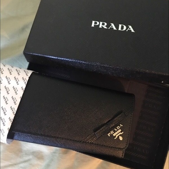 Bran new Prada wallet open box never used